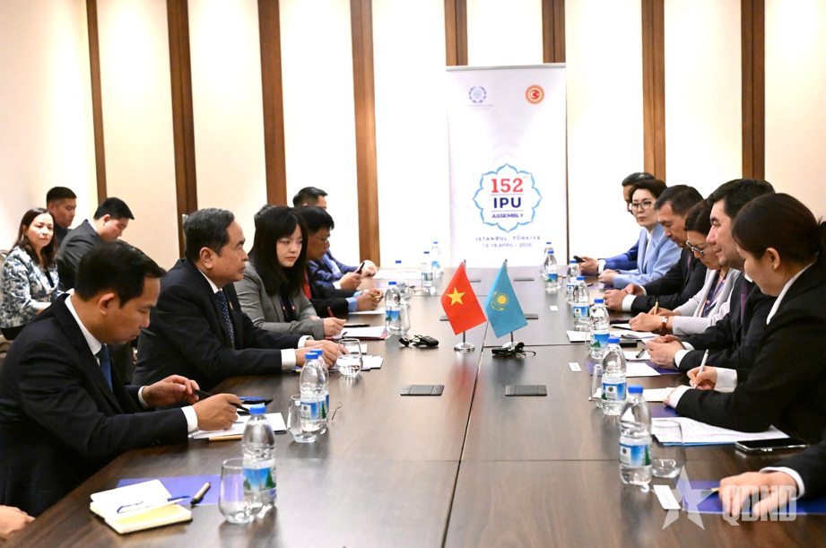 Chủ tịch Quốc hội Trần Thanh Mẫn gặp Chủ tịch Hạ viện Kazakhstan Yerlan Koshanov